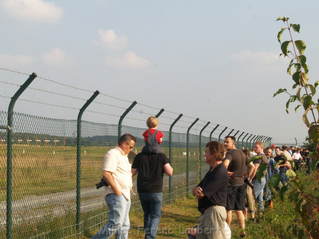 Warten auf den Airbus 380 Koeln Bonn P315.JPG